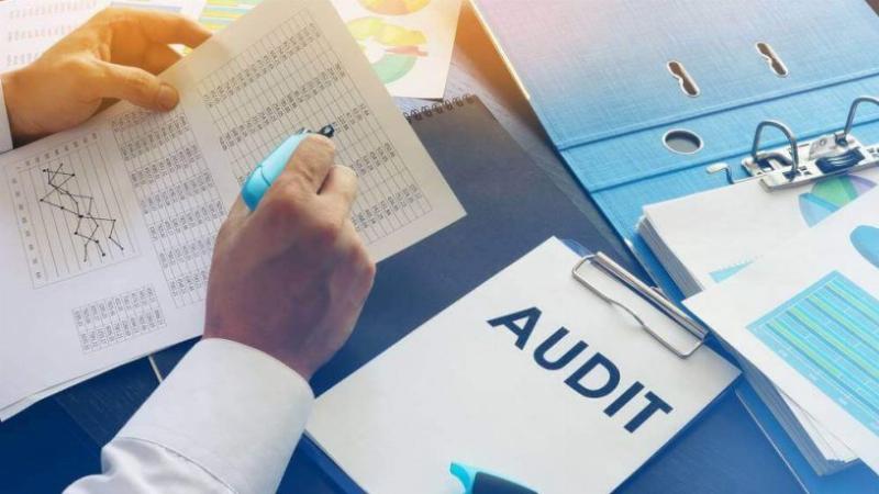 Minh họa bước đầu tiên trong phép chia cho số có hai chữ số, bao gồm việc thiết lập và ước lượng